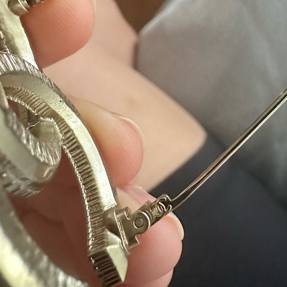 Chanel brooch - Picture 3 of 5